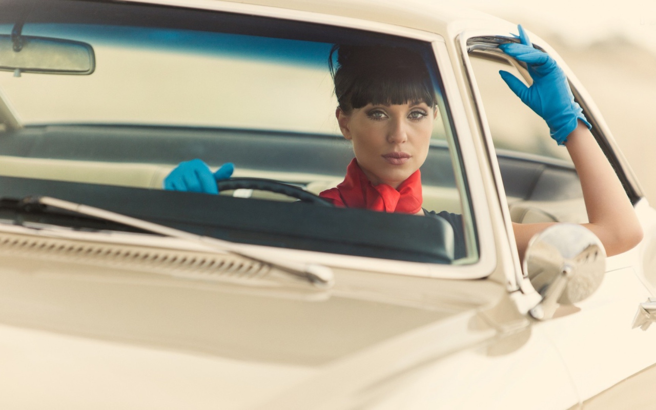 Девушка за рулем