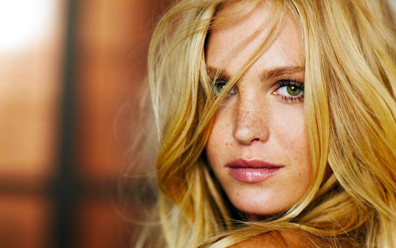 Рыжая девушка