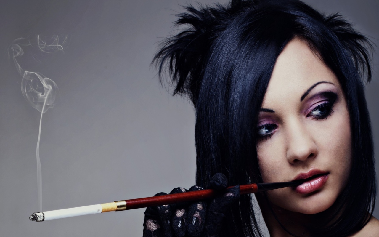 Девушка курит сигарету