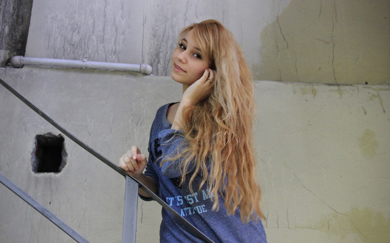 Блондинка с длинными волосами