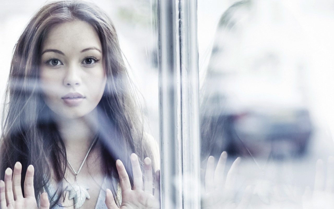 Девушка за окном