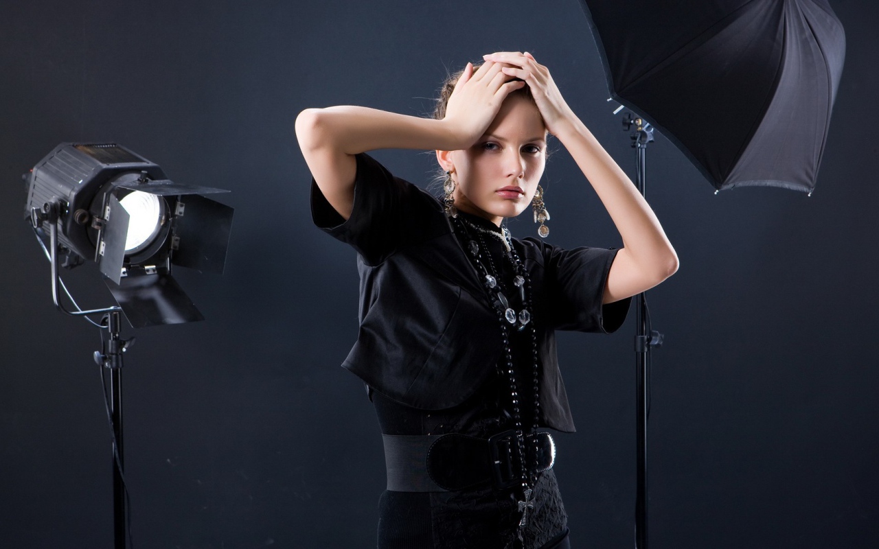 Девушка в фото салоне