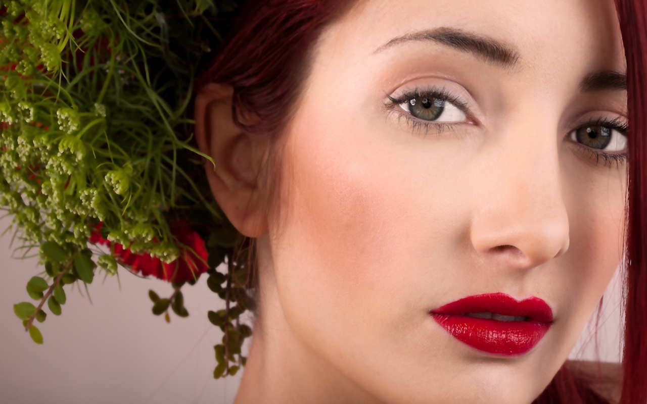 Сюсан с прической из цветов