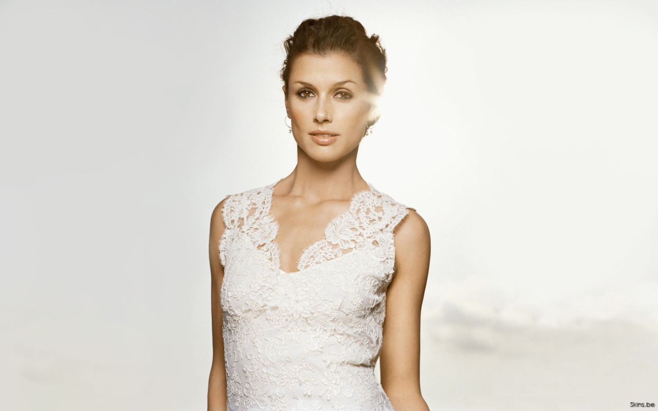 Бриджет в ажурном платье