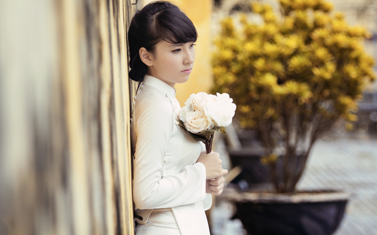 Девушка с букетом белых роз