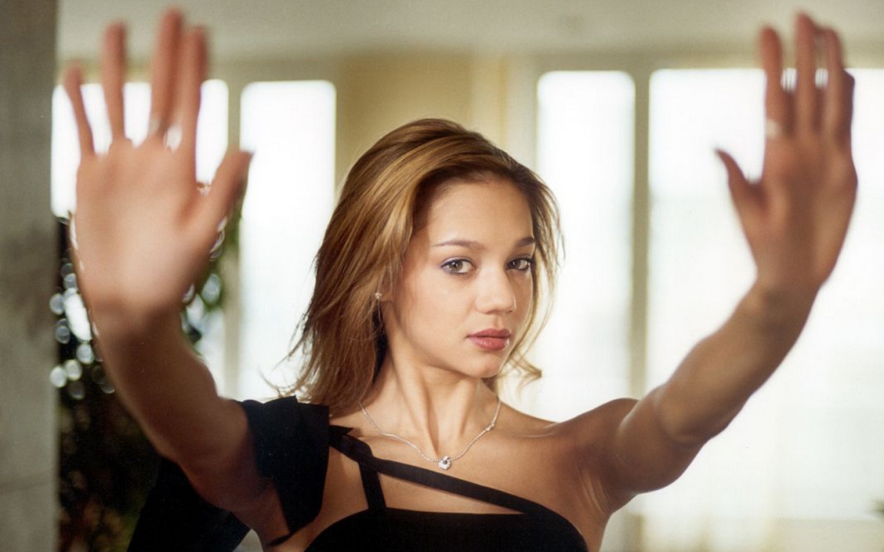 Девушка у стекла