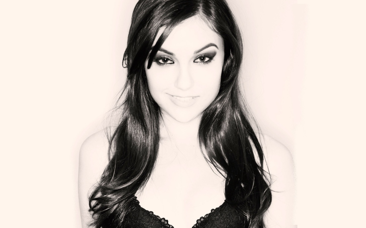 Черноволосая Саша Грей