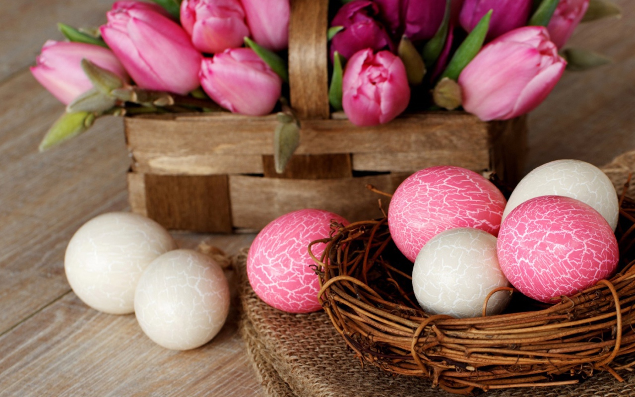 Белые и розовые яйца на Пасху