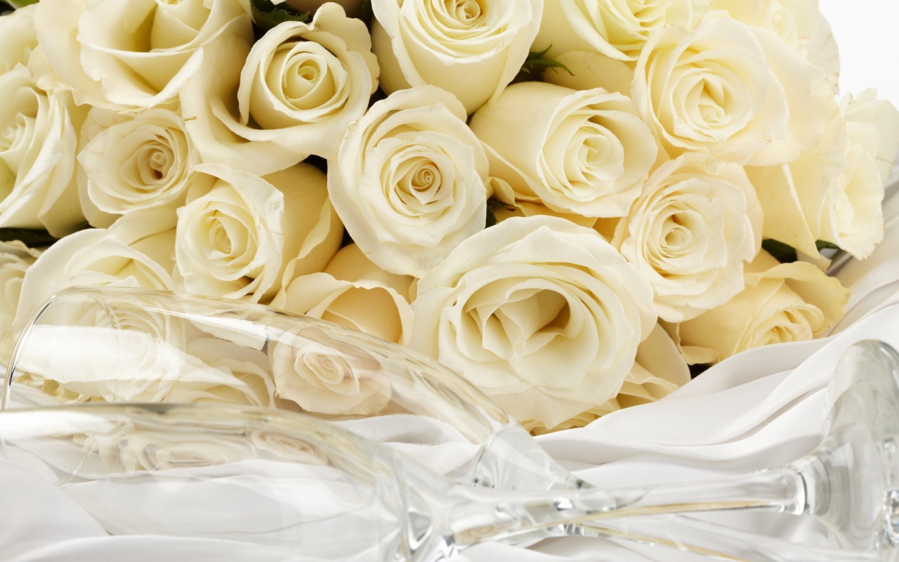 Жёлтые розы и бокал для шампанского для восьмого марта