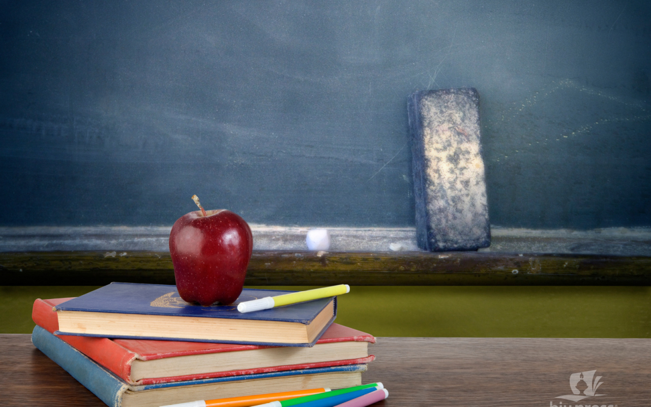 Яблоко на книгах в День знаний 1 сентября