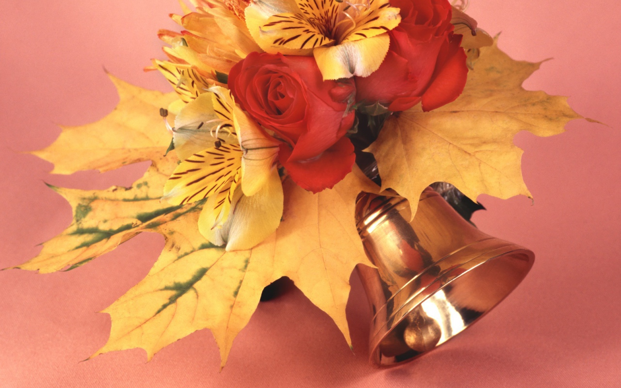 Звонок и листья в День знаний 1 сентября