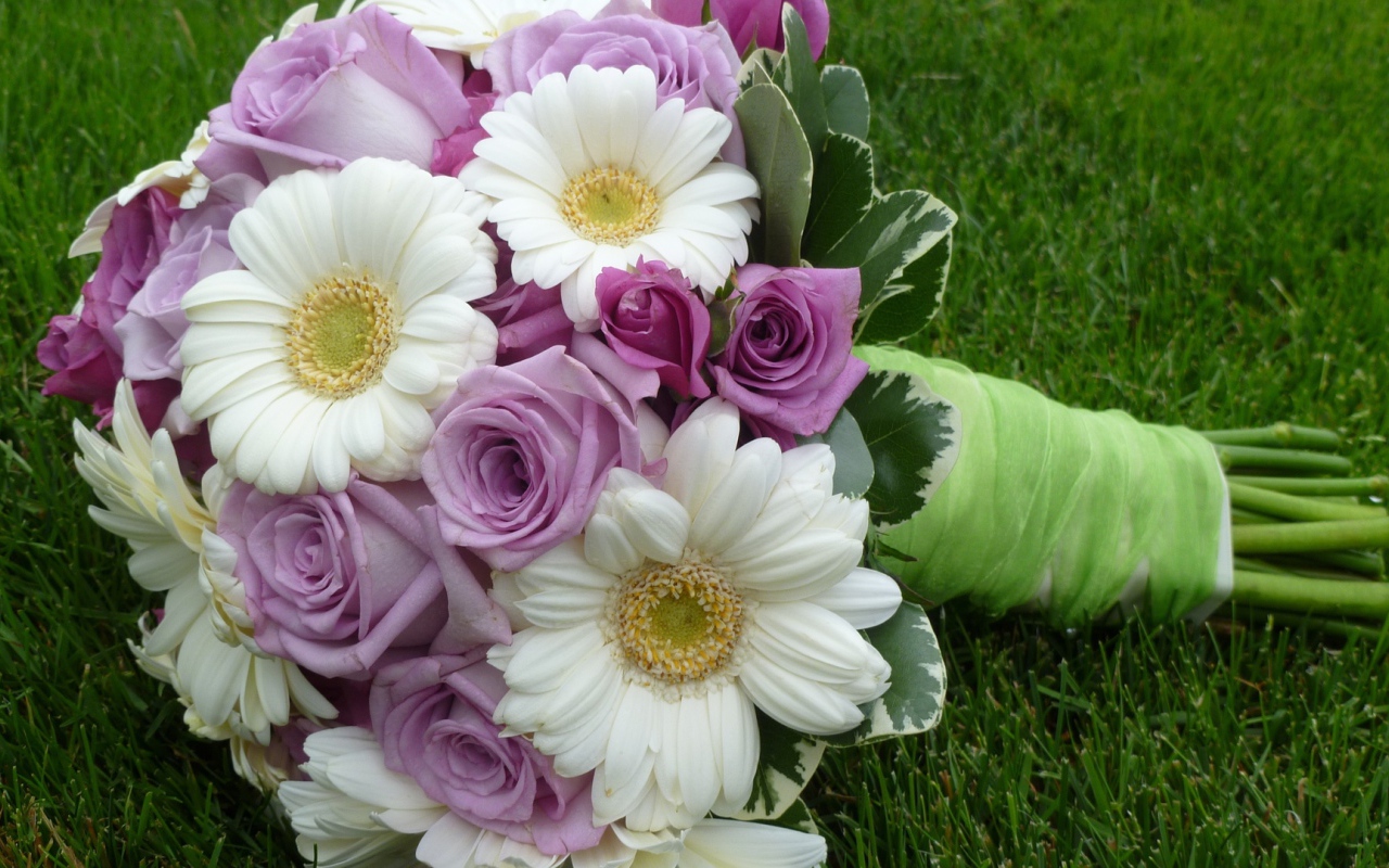 Фиолетовые розы в красивом букете