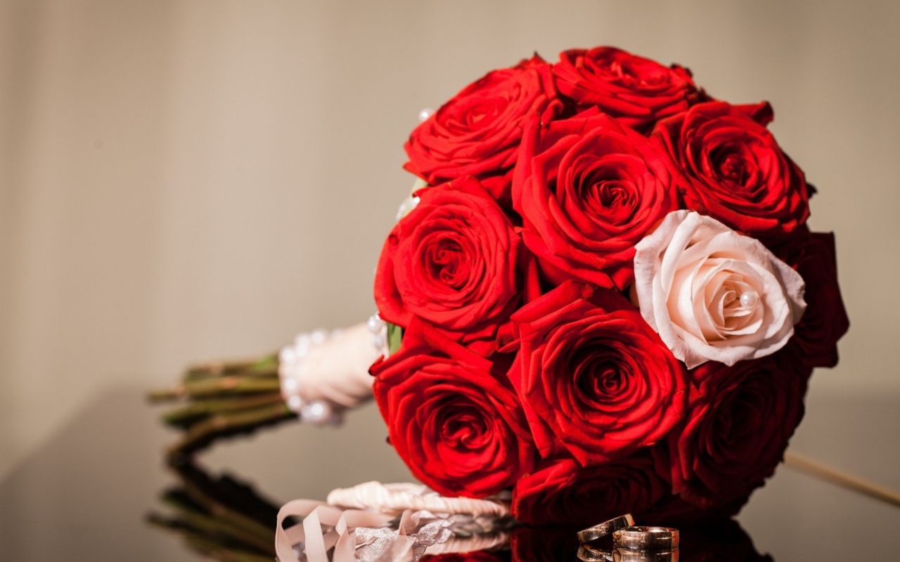 Красные розы в свадебном букете