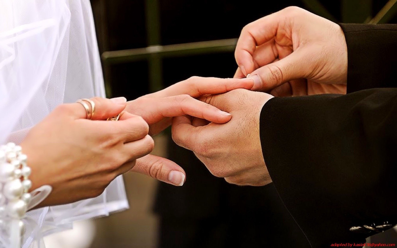 Жених одевает кольцо невесте