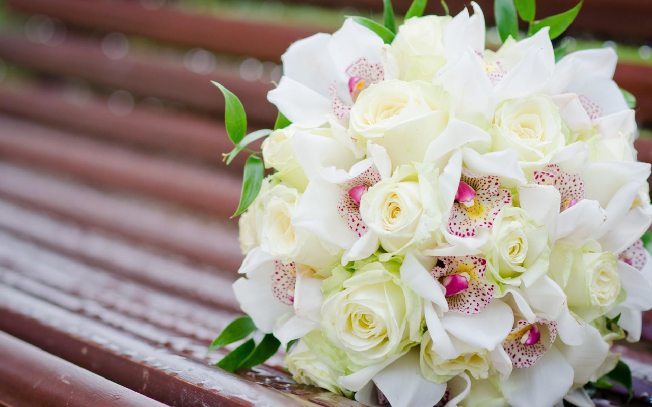 Белые розы и другие цветы в свадебном букете