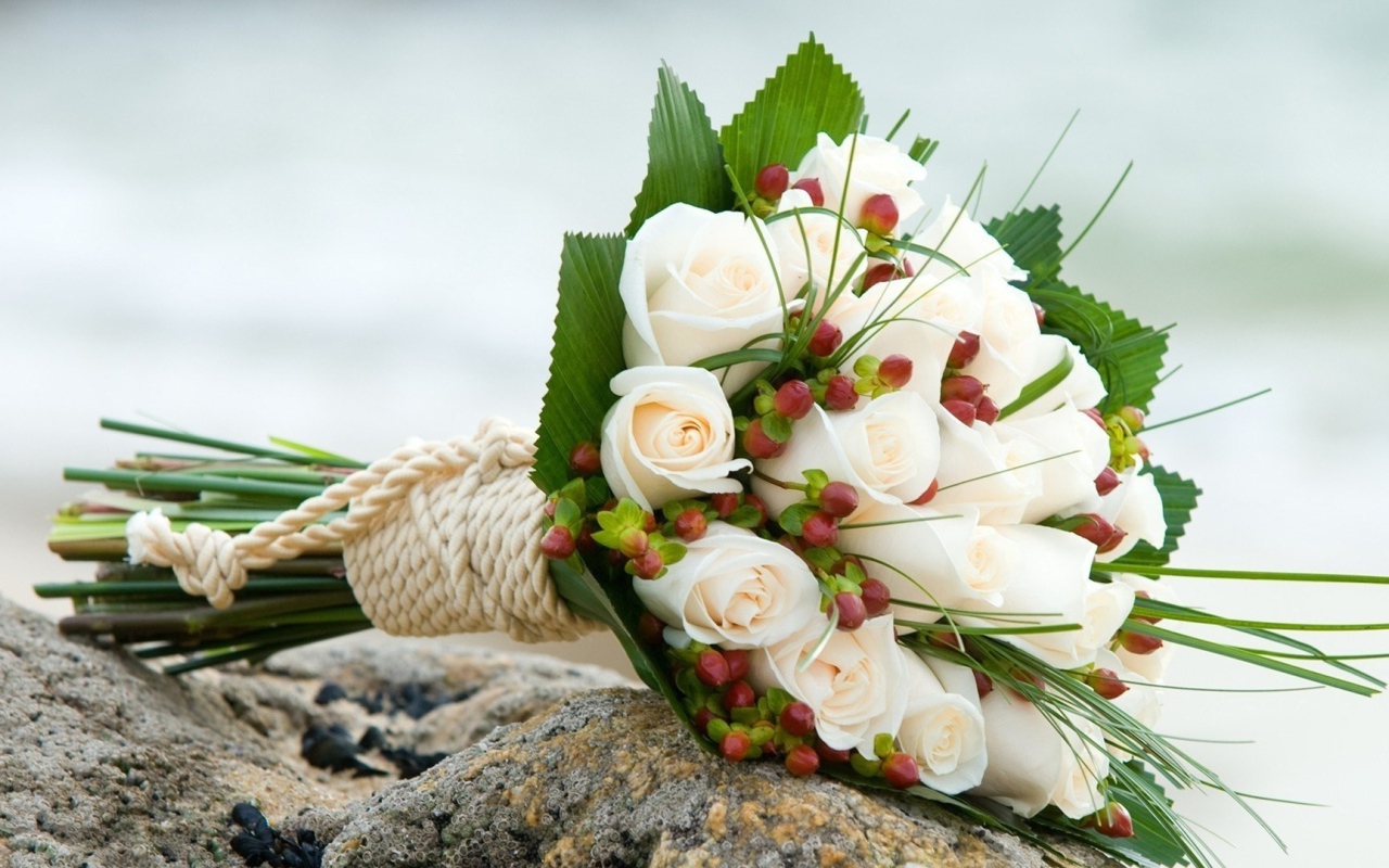 Белые розы в свадебном  букете