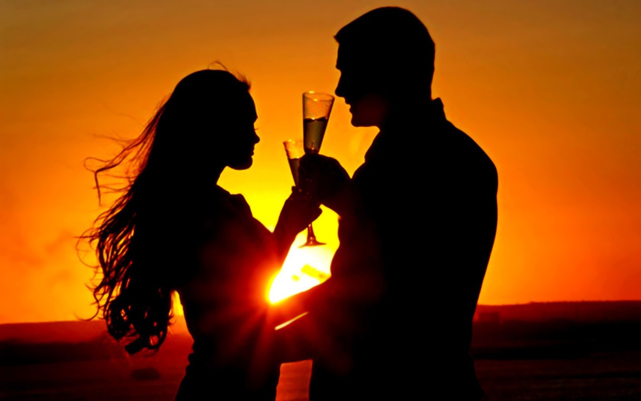 Бокал шампанского на закате