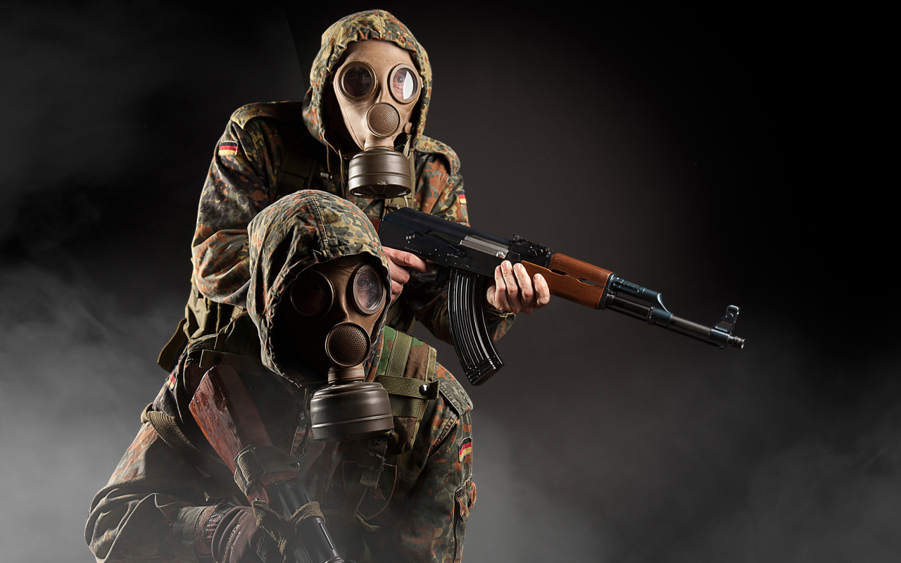 Солдаты в противогазах