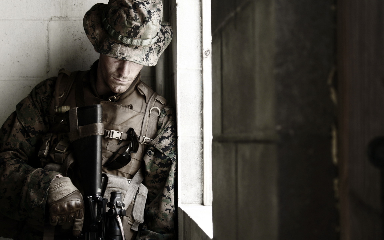 Солдат около окна
