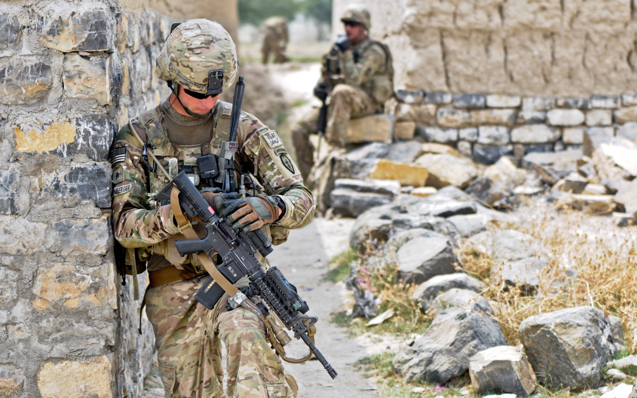 Солдат у каменной стены