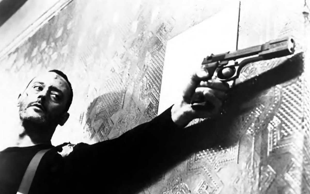 Жан Рено с пистолетом