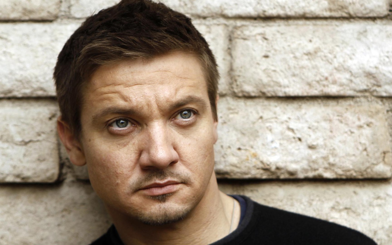 Джереми Реннер крупным планом