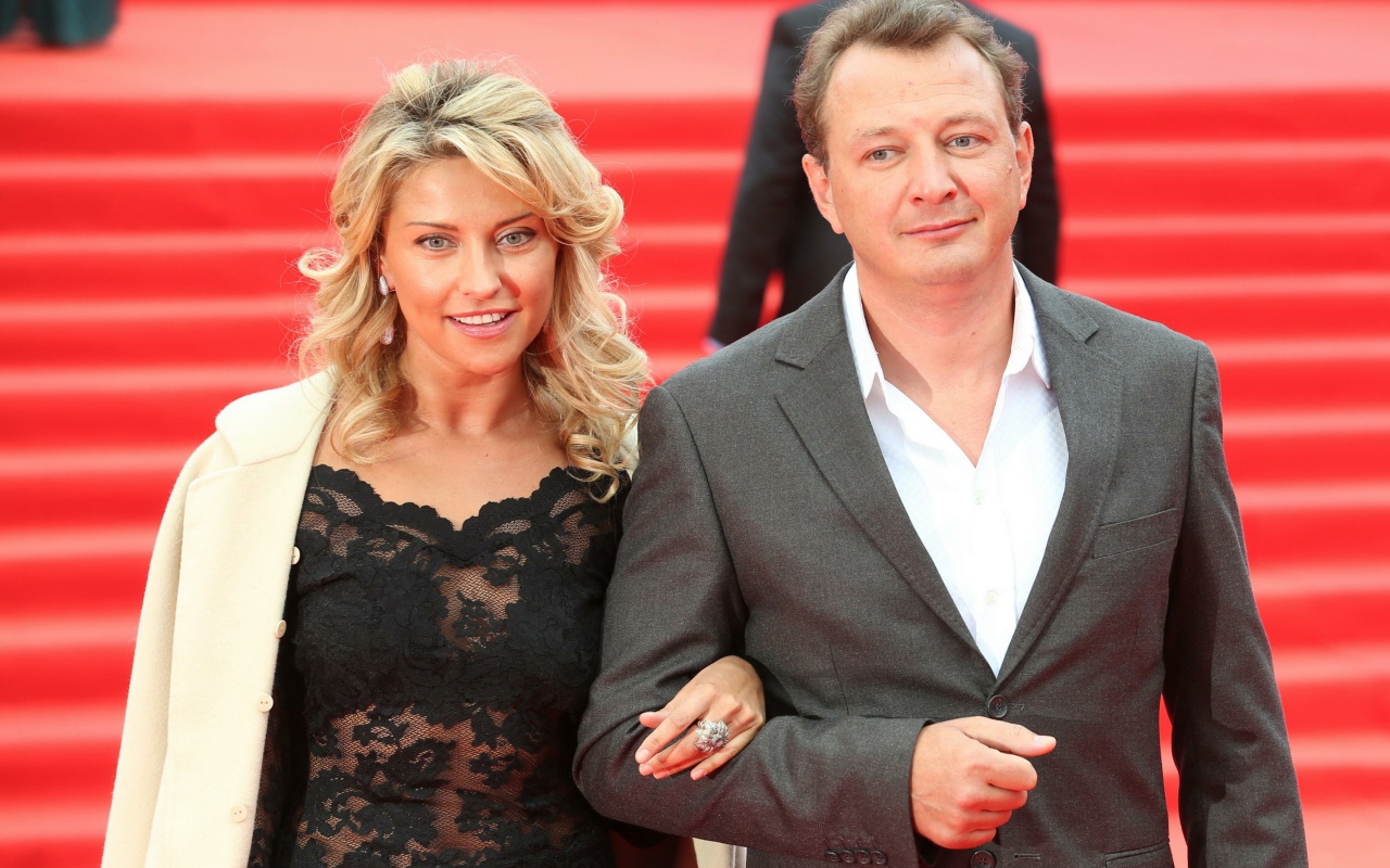 Марат Башаров со спутницей