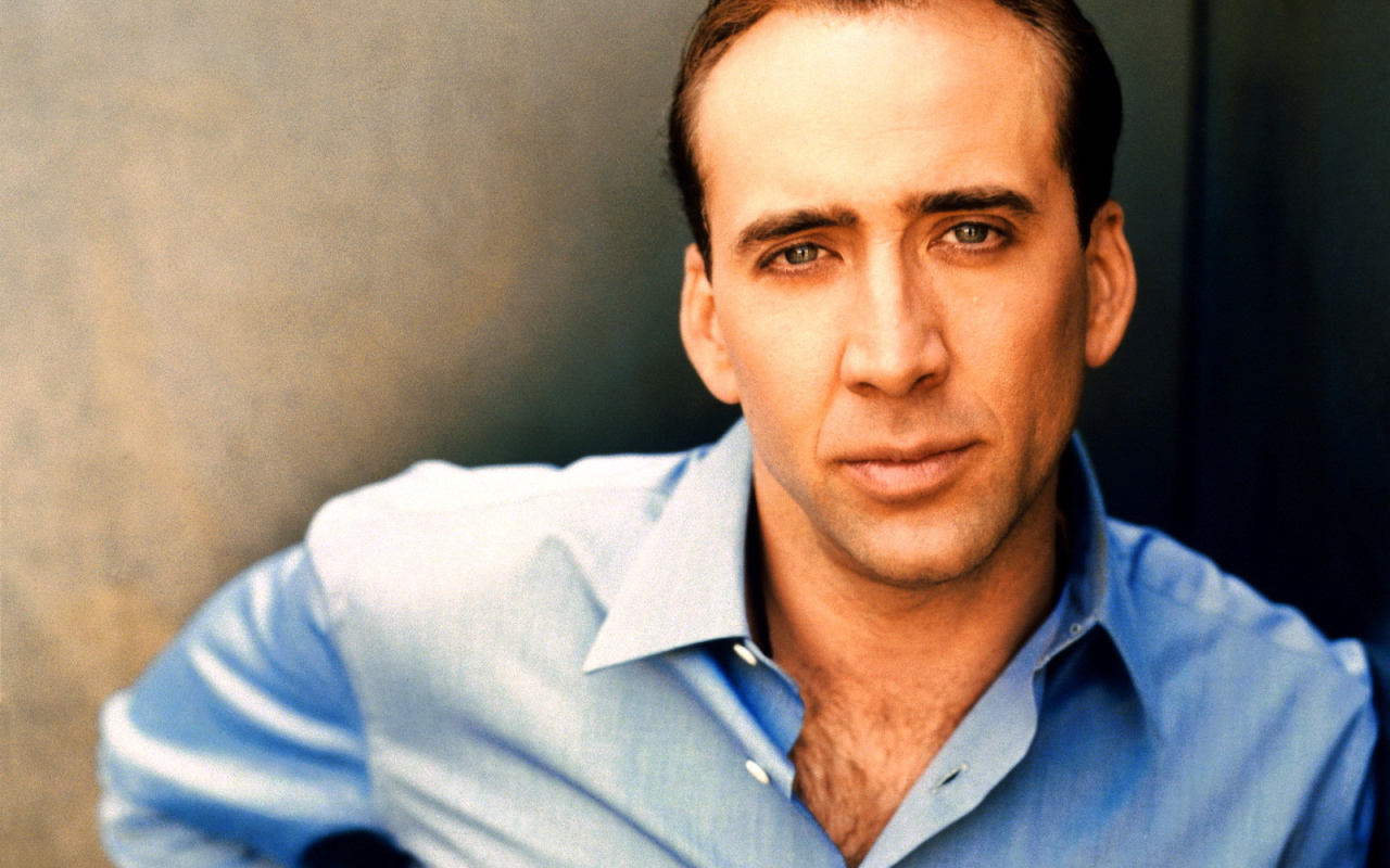 Николас Кейдж в синей рубашке