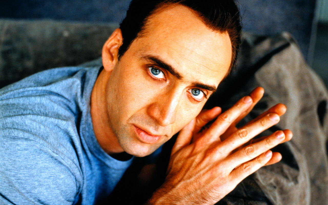 Николас Кейдж на диване