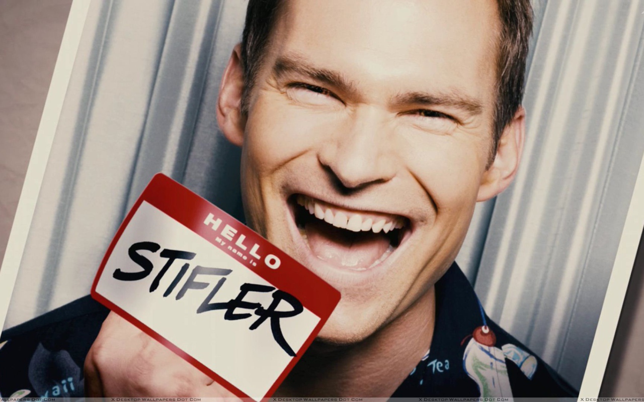 Шонн Уильям Скотт улыбается