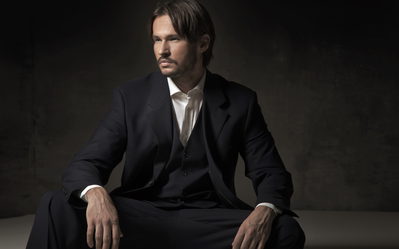 Мужчина с усами