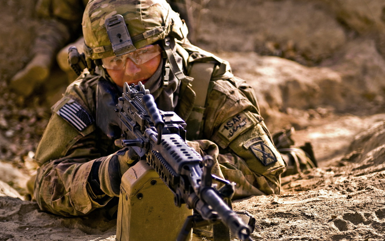 Солдат с пулеметом