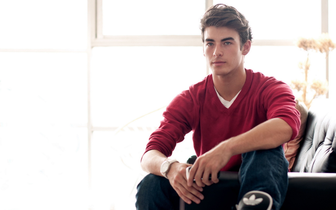 Портрет парня у окна