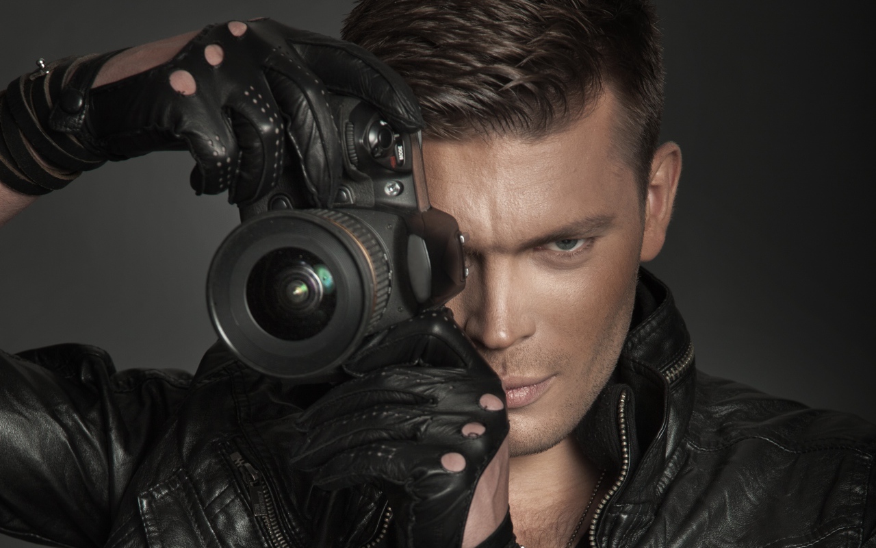 Парень с фотокамерой