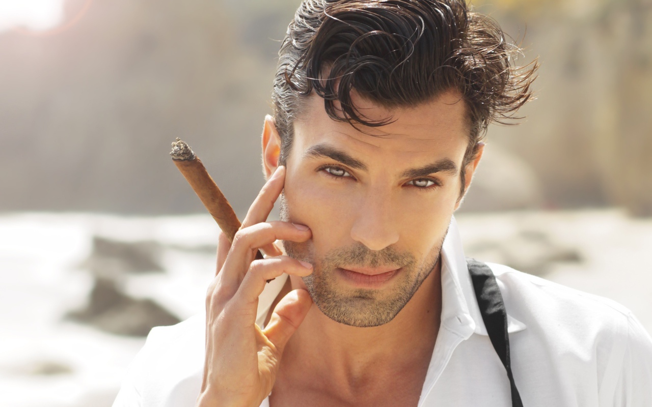 Парень с сигарой в белой рубашке