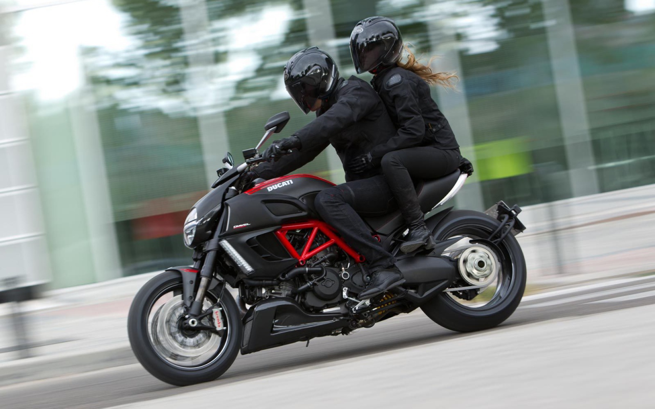 Красивый мотоцикл Ducati Diavel