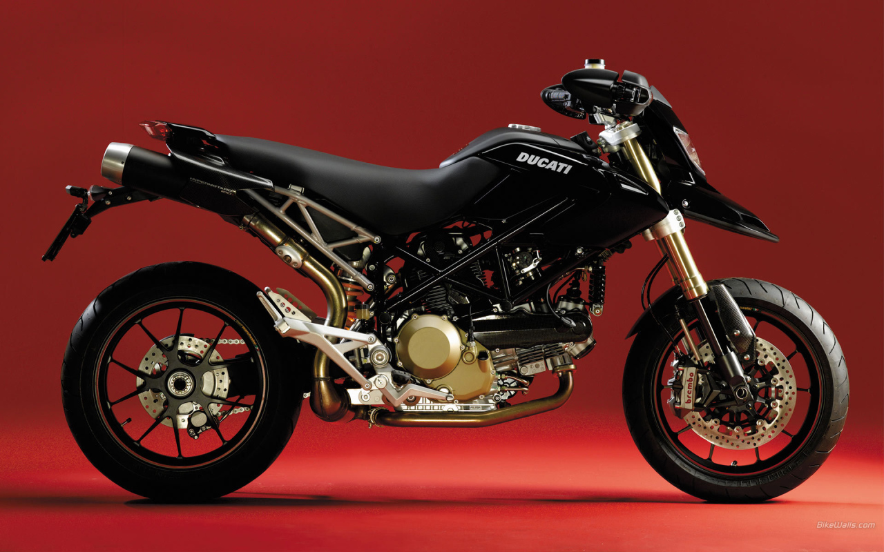 Красивый мотоцикл Ducati Hypermotard