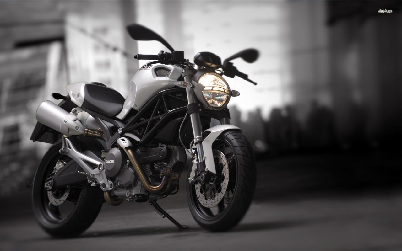 Красивый мотоцикл Ducati Monster 1200