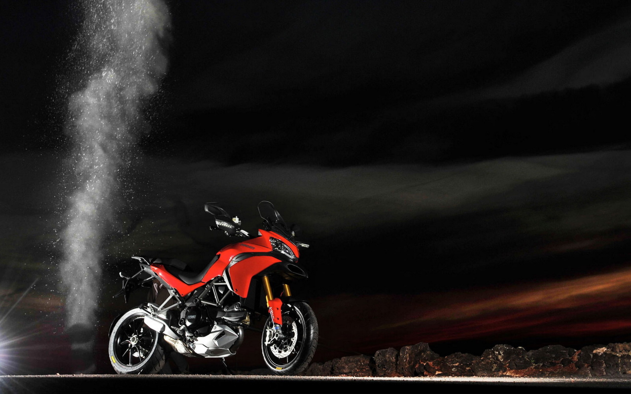 Красивый мотоцикл Ducati Multistrada 1200