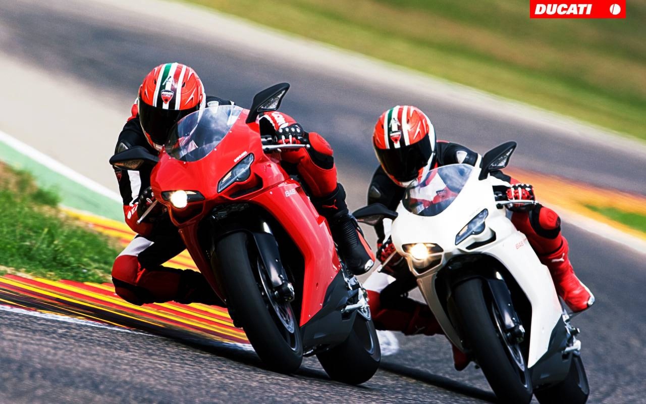 Красивый мотоцикл Ducati Superbike 848 Evo