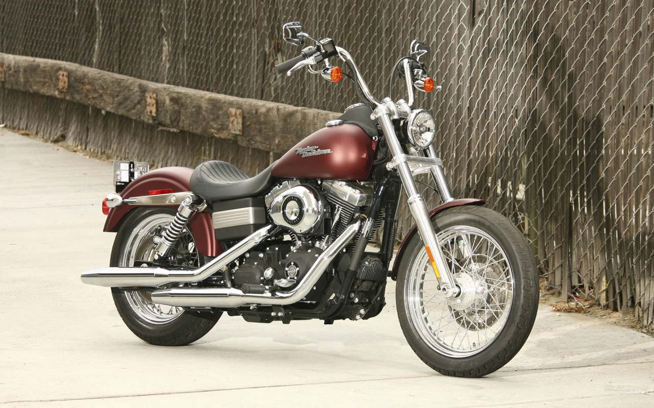 Красивый мотоцикл Harley-Davidson Dyna Street Bob