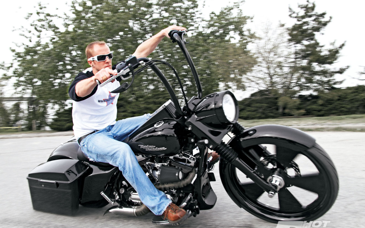 Красивый мотоцикл Harley-Davidson Road King Anniversary Edition