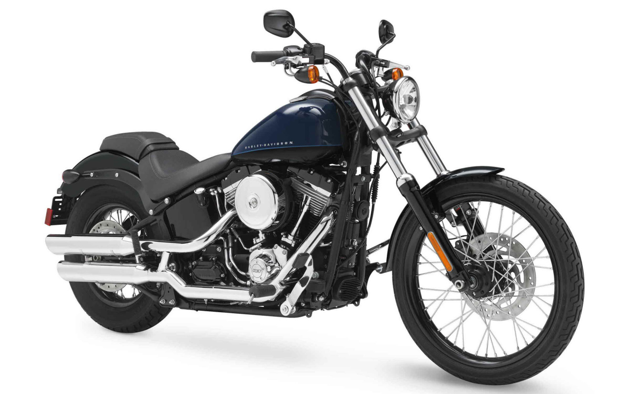 Красивый мотоцикл Harley-Davidson Softail Blackline