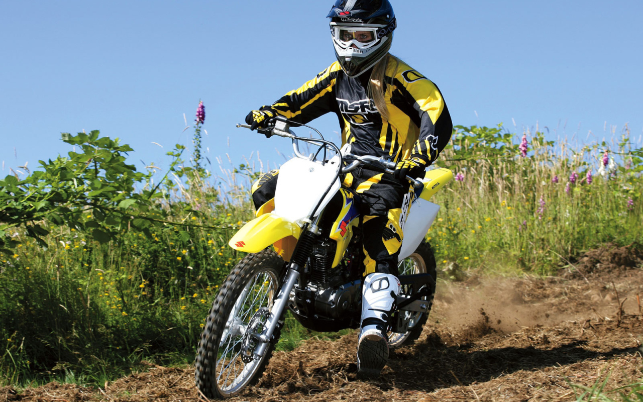 Красивый мотоцикл Suzuki  DR-Z 125