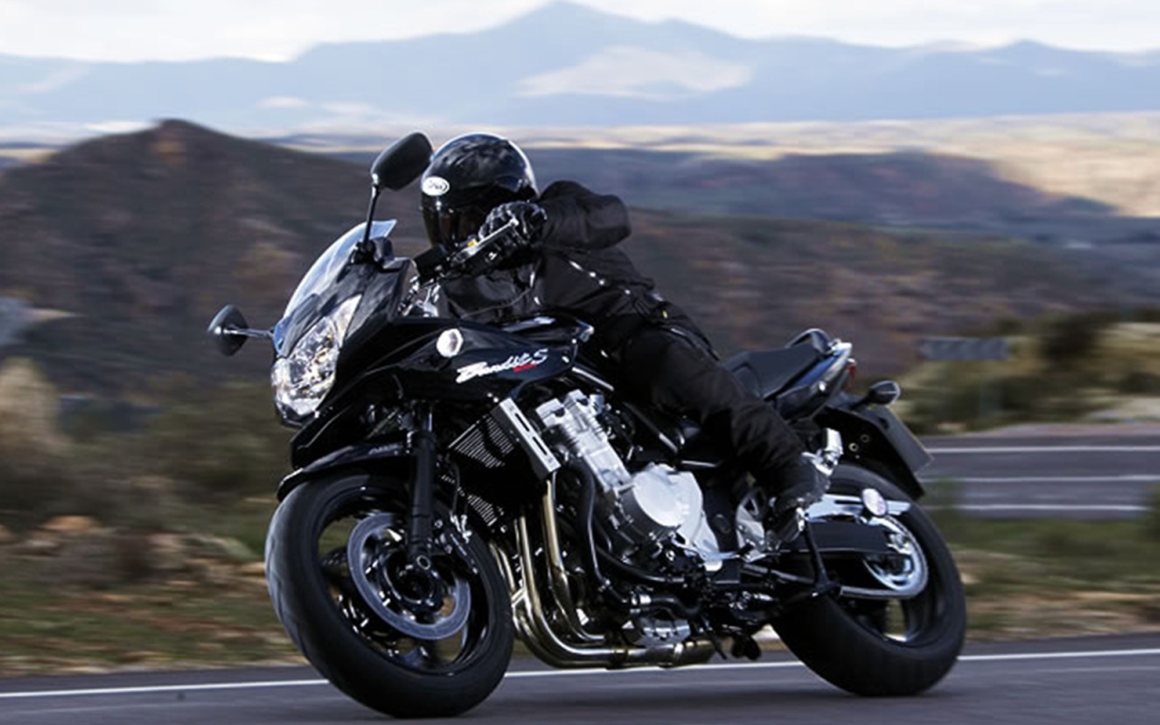 Красивый мотоцикл Suzuki  GSF 1250 S