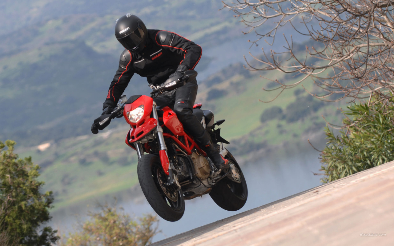 Красивый мотоцикл в москве Ducati Hypermotard