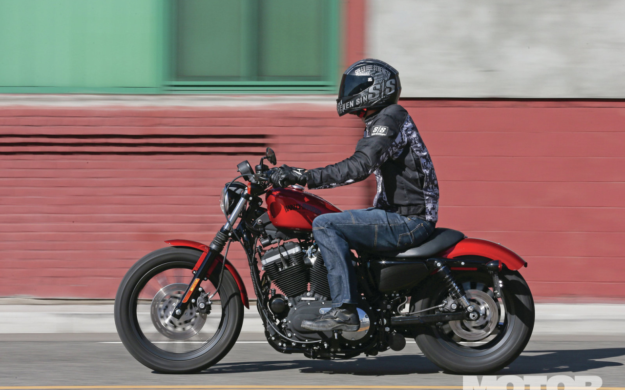 Красивый мотоцикл в москве Harley-Davidson XL 883R Sportster Roadster