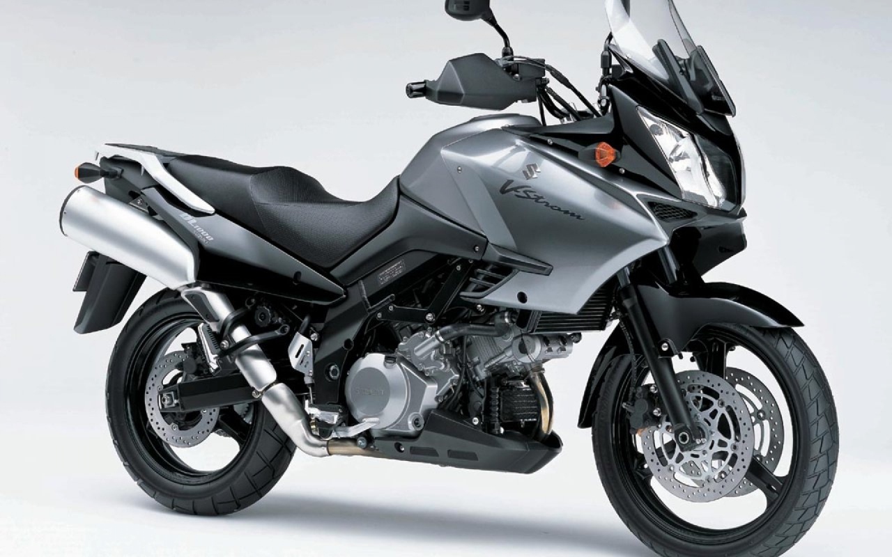 Красивый мотоцикл Suzuki V-Storm 1000  DL