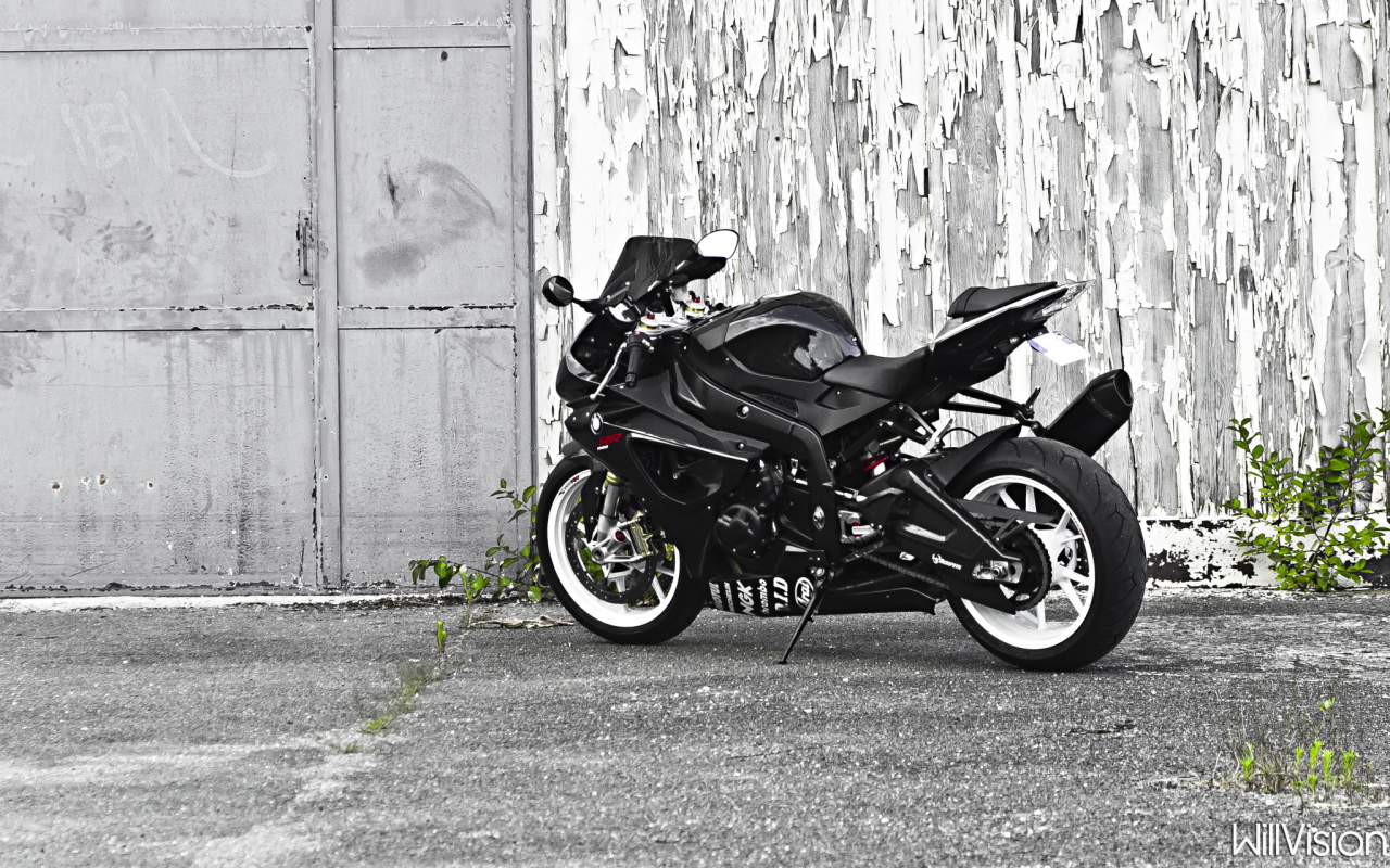 Черный гоночный мотоцикл