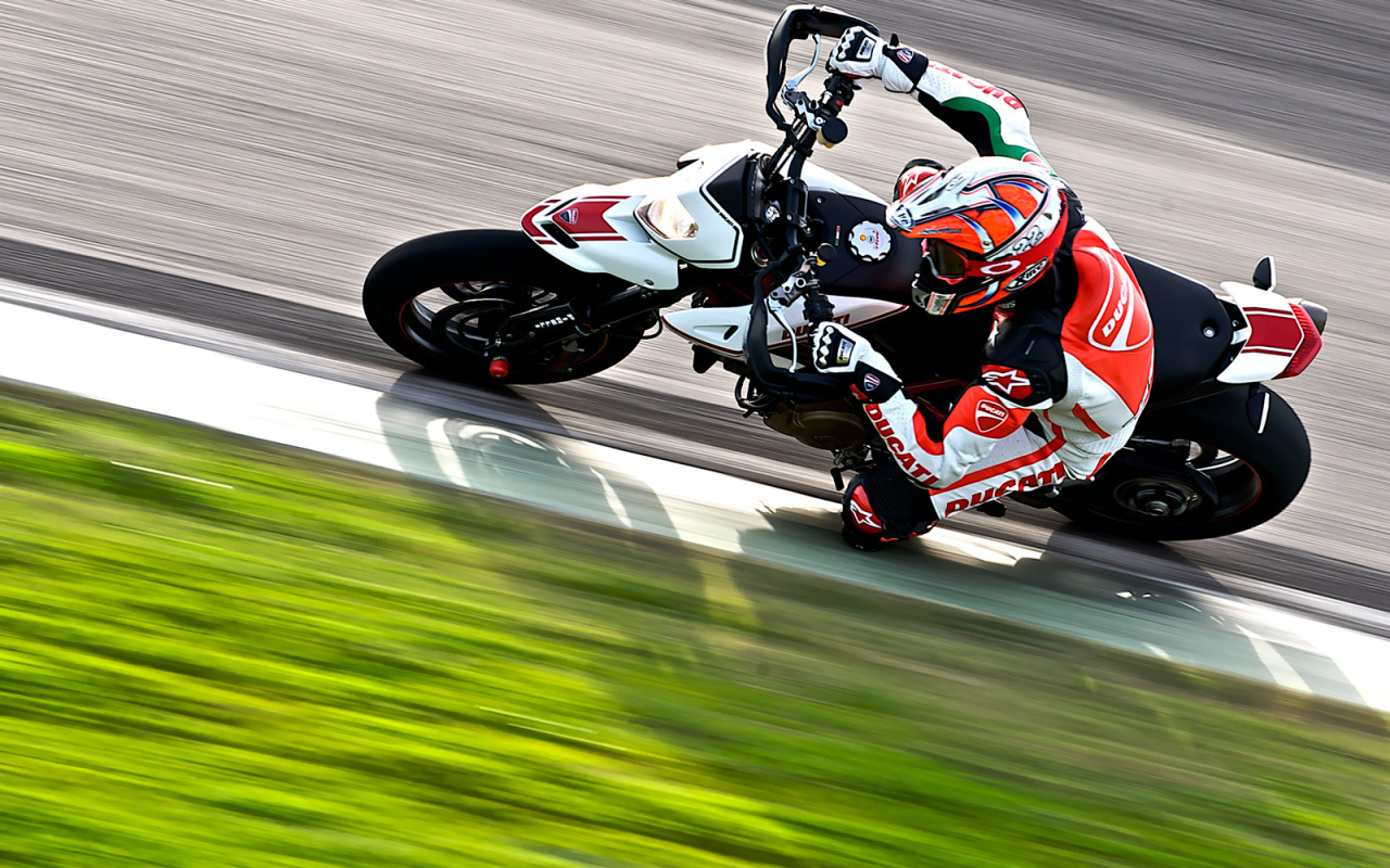 Быстрый мотоцикл Ducati Hypermot ard SP